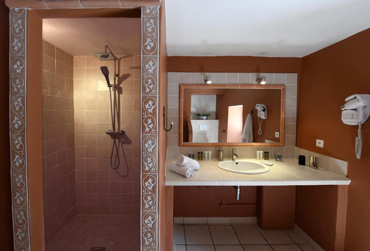 Les Chambres Du Vieux Bistrot Cabrieres-d'Avignon Bagian luar foto