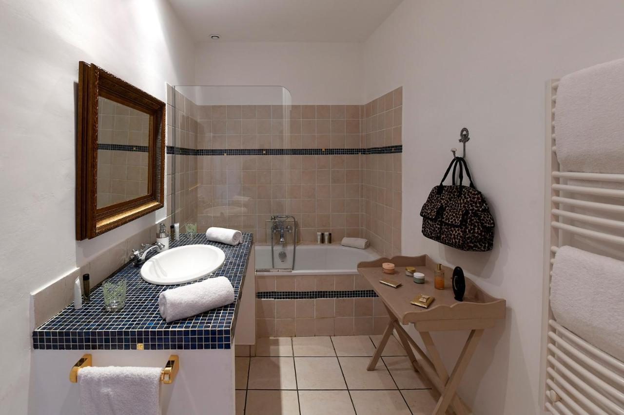 Les Chambres Du Vieux Bistrot Cabrieres-d'Avignon Bagian luar foto